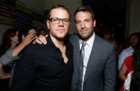 <b>Ben Affleck und Matt Damon</b><br><br>Die beiden könnten wirklich die Drehbuch-Vorlage für den Film "The End of the World" gewesen sein. Denn die beiden Schauspieler ließen es in ihrer Junggesellen-WG in Venice-Beach 1997 mit mehreren 100 Partygästen gleichzeitig krachen. Inzwischen sind sie brave Familienväter und immer noch gut befreundet.