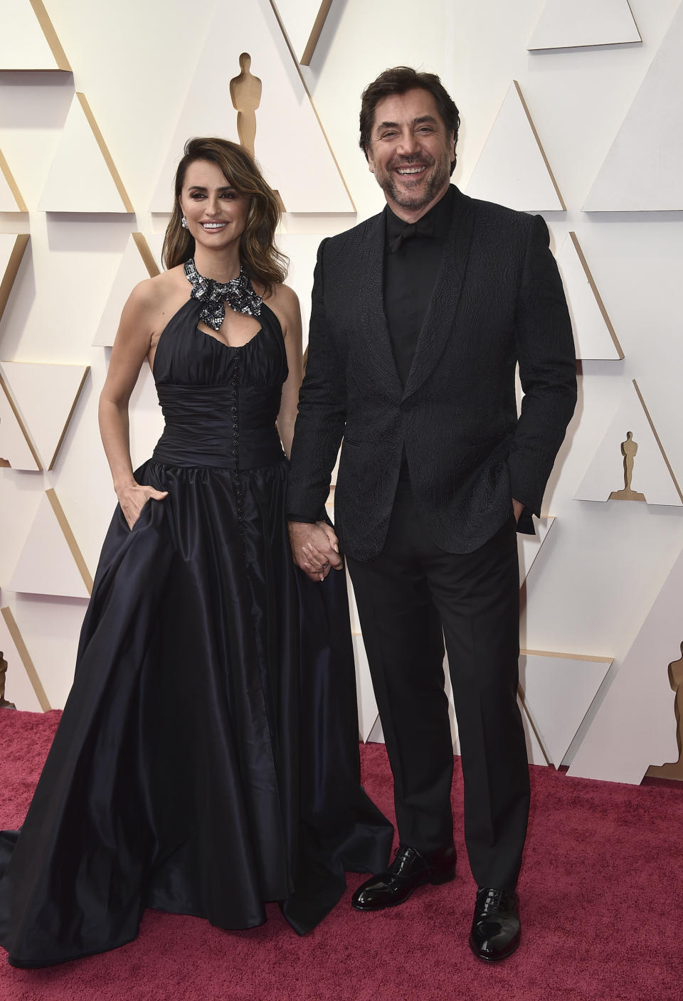 Penélope Cruz, izquierda, y Javier Bardem llegan a los Oscar el 27 de marzo de 2022 en el Teatro Dolby en Los Angeles. (Foto Jordan Strauss/Invision/AP)