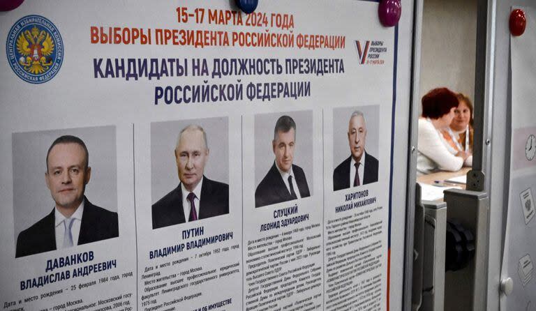 Un cartel con las fotos de Putin y los otros candidatos en un centro de votación de Sergiyev Posad, unos 75 kilómetros al nordeste de Moscú