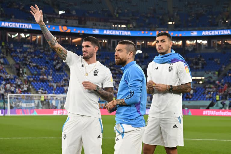 "Papu" Gómez, entre De Paul y Paredes, en el ritual previo a cada partido del seleccionado, cuando masticaban caramelos en el centro del campo - Créditos: @FIFA