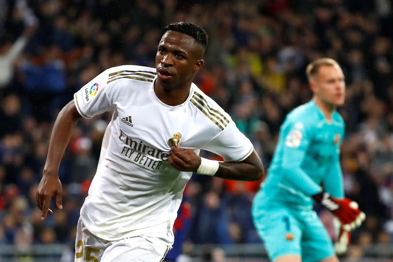 Vinicius Junior celebra tras abrir el marcador para el Real Madrid en el clásico español