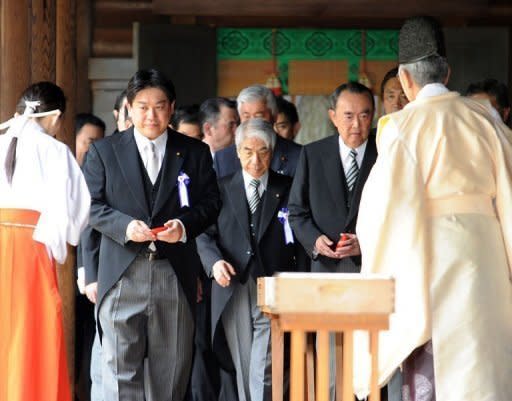 El ministro de transporte japonés, Yuichiro Hata, durante su visita al santuario Yasukuni, en Tokio. (AFP | Yoshikazu Tsuno)