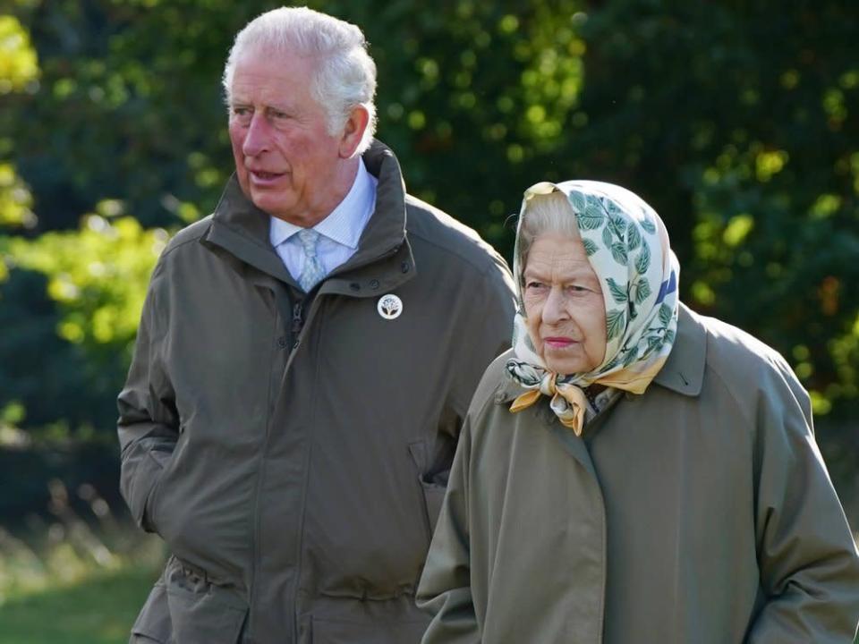 Prinz Charles soll fast täglich seine Mutter Queen Elizabeth II. besuchen. (Bild: imago images/i Images)