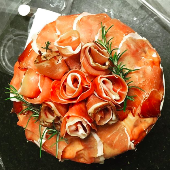 <p>Wie ein Blumenstrauß mutet dieses Modell an. Auch hierfür empfiehlt sich dünn geschnittener Schinken, speziell Prosciutto. Allerdings sind der Fantasie keine Grenzen gesetzt, von Extrawurst über Salami kann nahezu alles aus der Wursttheke zu einem wunderschönen Wurst-Bouquet umfunktioniert werden. (Bild: Yahoo UK via Instagram) </p>