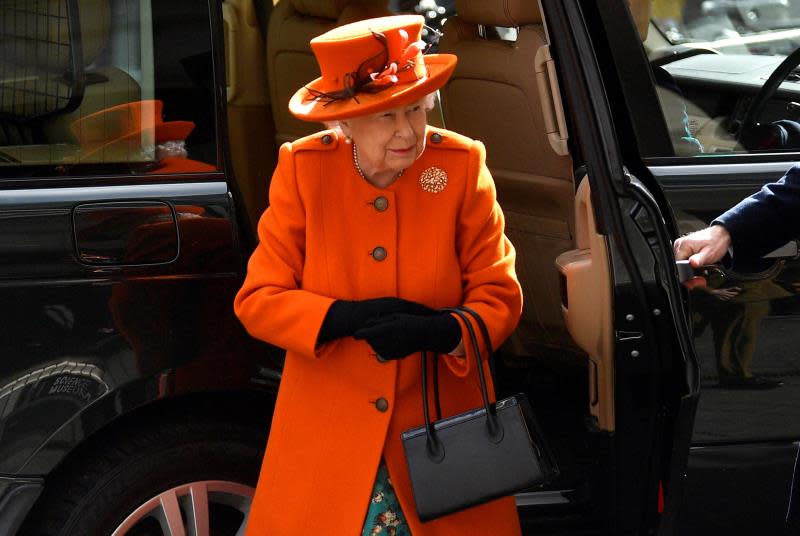 La reina Isabel II de Inglaterra sonríe a su llegada este jueves al Museo de Ciencias en Londres (Reino Unido), para inaugurar un nuevo centro de apoyo llamado Smith Centre. EFECaptura de pantalla que muestra la cuenta oficial del Palacio de Buckingham en la red social Instagram en la que aparece el primer comentario de la reina británica Isabel II en este aplicación. EFEa