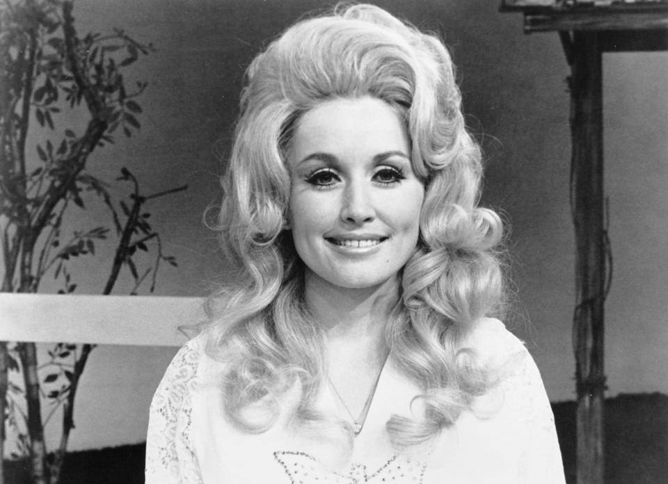 CIRCA 1972: Country singer Dolly Parton poses for a portrait in circa 1972. (Photo by Michael Ochs Archives/Getty Images)