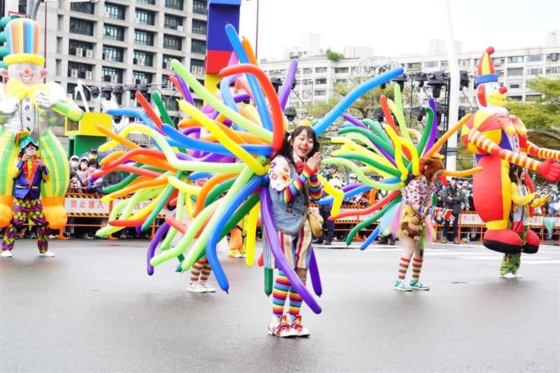 踩街遊行邀請19組國內外演藝團隊。（圖／北市府提供）