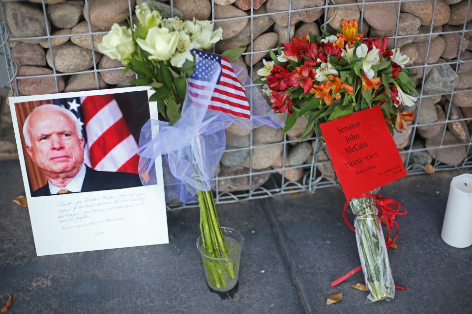 <p>Mourners pay respects to late Sen. John McCain at his office in Phoenix, Ariz., Aug. 26, 2018. (Photo: Conor Ralph/Reuters) </p>