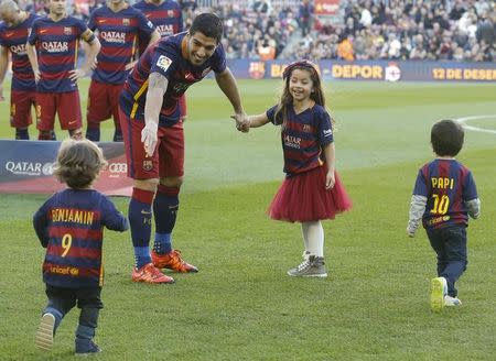 Football Soccer - Barcelona v Real Sociedad - Spanish Liga BBVA - Camp Nou, Barcelona, Spain - 28/11/15 Barcelona's Luis Suarez stands with his children Benjamin and Delfina and Lionel Messi's son Thiago before the match REUTERS/Albert Gea