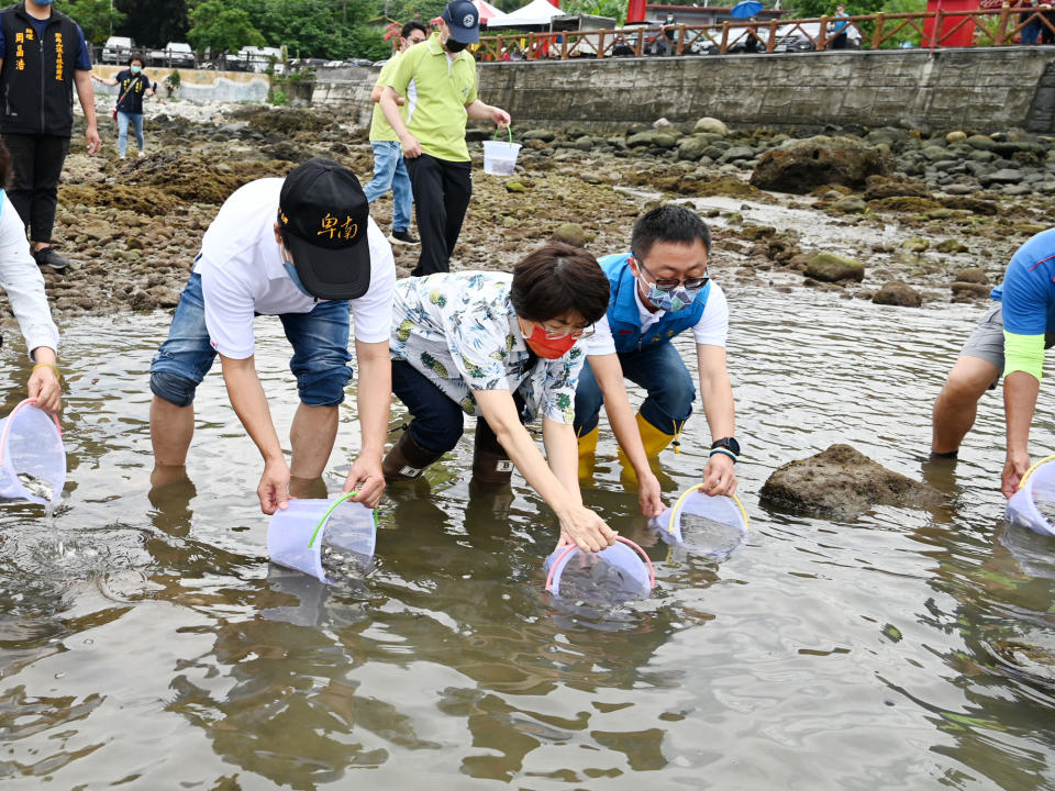 富山漁業資源保育區完成污水管線接管，同時放流二萬多尾魚苗，維護生態環境。（記者鄭錦晴攝）