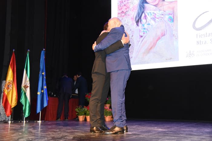 Manuel Díaz y Manuel Benítez abrazándose