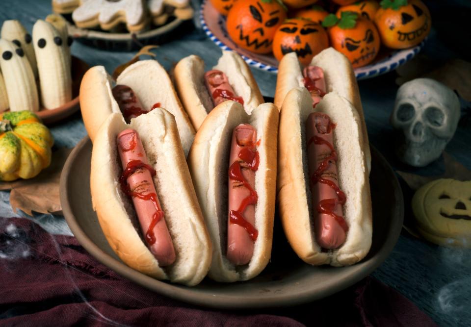 Wie wäre es, wenn Sie endlich mal "Fingerfood" wörtlich nehmen? Blutige Finger im Brötchen, schaurige Burger, oder Pfannkuchen mit drei Augen: Wenn es auf den Tellern gruselig, aber lecker aussieht, dann ist endgültig Halloween! Wir zeigen Ihnen die besten Food-Ideen für Ihre Halloween-Party. (Bild: iStock/nito100)