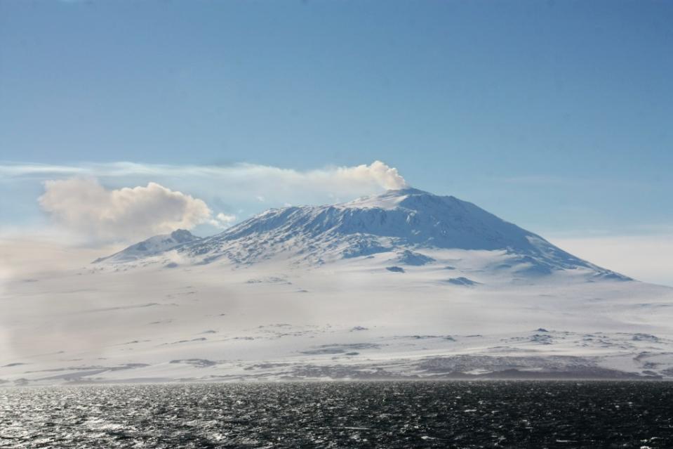 Mount Erebus has been active for over 50 years. ¿¿¿¿¿¿ ¿¿¿¿¿¿¿ – stock.adobe.com