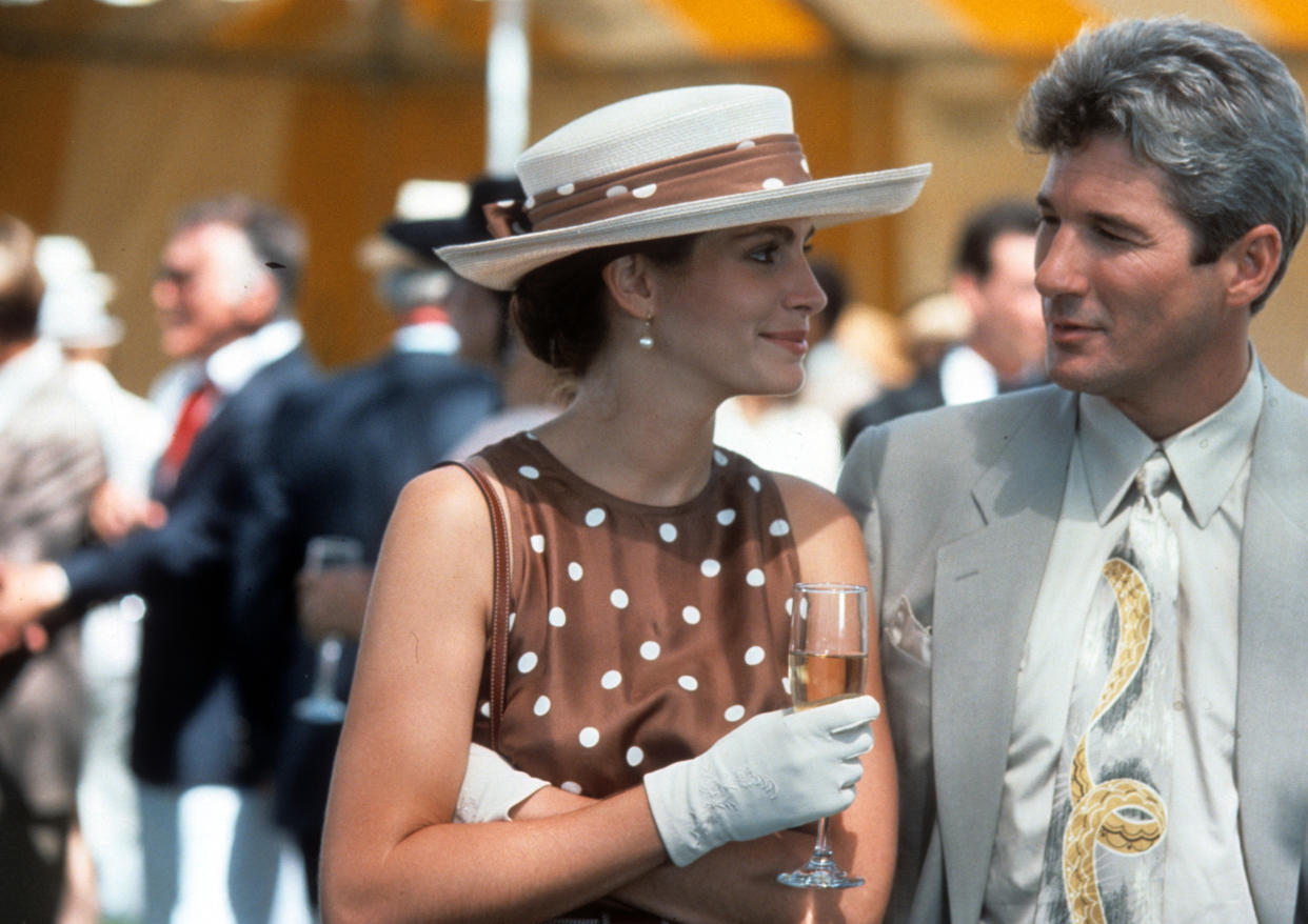 Julia Roberts toma una copa con Richard Gere en una escena de la película 'Pretty Woman', 1990. (Foto de Buena Vista/Getty Images)