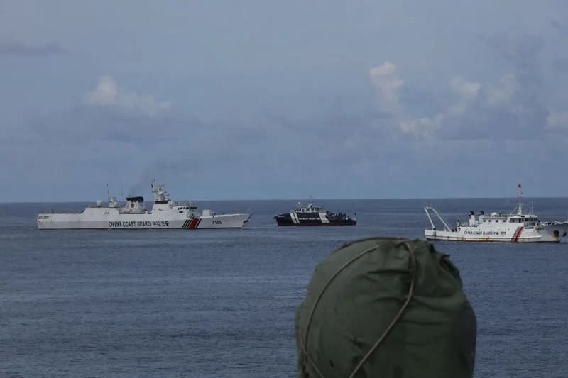 菲律賓總統小馬可仕表示，發現中國軍艦出現在斯卡伯勒淺灘(Scarborough Shoal，陸稱黃岩島)海域，直言「局勢令人擔憂」。圖為2月22日中國海警驅趕菲公務船3002。   圖：翻攝「X」@PDChinese