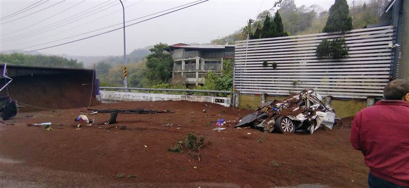 遭撞的白色自小客慘不忍睹，整輛車幾乎被壓扁成了一團廢鐵。（圖／翻攝畫面）