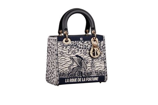 （下）Lady Dior 彩色蠟染風格 La Roue de La Fortune 塔羅刺繡中型提包 。（圖／品牌提供）