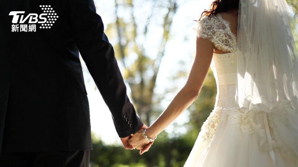 攝影師認為當天如果拍婚紗照避開對方視線通常婚姻很難長久。（示意圖／shutterstock達志影像）