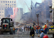 La mattina dell'11 settembre 2001 quattro aerei di linea in volo nei cieli degli Stati Uniti furono dirottati da alcuni terroristi di Al Qaeda intenzionati a compiere una clamorosa azione suicida colpendo luoghi simbolo degli Usa. Furono centrate le Torri del World Trade Center di New York, che crollarono poco dopo, e il Pentagono. Il quarto velivolo, diretto verso il Campidoglio, non raggiunse l'obiettivo e andò a schiantarsi in un campo vicino a Shanksville, in Pennsylvania. Il bilancio delle vittime fu pesantissimo: 2.996 le persone decedute e oltre 6mila i feriti.