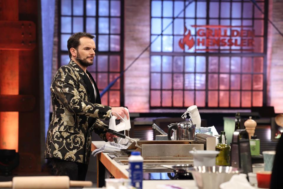 Ob es sich im edlen Designer-Zwirn besonders gut kocht, zeigt sich ab Sonntag, 11. April, um 20.15 Uhr in einer neuen Folge von "Grill den Henssler". (Bild: TVNOW / Frank W. Hempel)