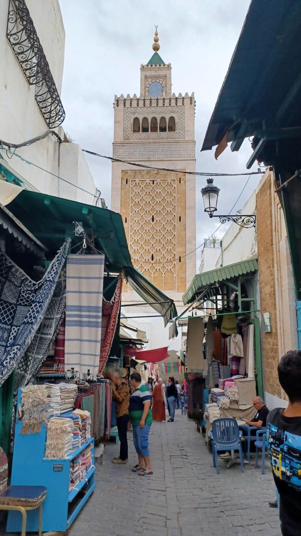 La Mezquita Al-Zitouna, epicentro de La Medina de Túnez, rodeada de comercios.