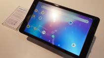 <p>Alcatel 3T 10 è un tablet da 10 pollici predisposto per l’uso pieno con l’assistente di Google e riconoscimento vocale DSP fino a tre metri di distanza, ha un accessorio chiamato Audio Station cilindrico che si innesta nella base per amplificare la qualità del suono. </p>