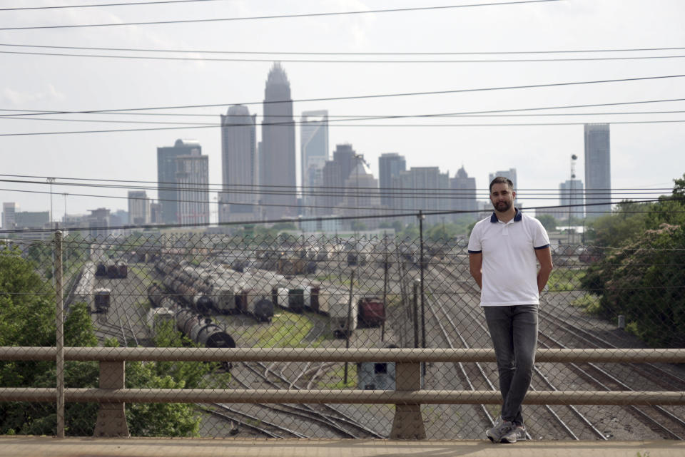 Fernando Hermida posa para una foto contra el horizonte de Charlotte, Carolina del Norte, el 26 de mayo de 2024. (Foto AP/Laura Bargfeld)