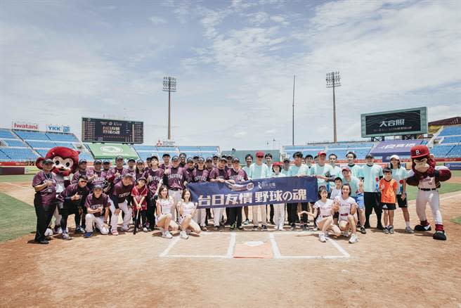 桃園市長鄭文燦3日邀請日本台灣交流協會台北事務所代表泉裕泰等人參加台日壘球友誼賽「台日友誼 野球之魂」。(市府提供／蔡依珍桃園傳真)