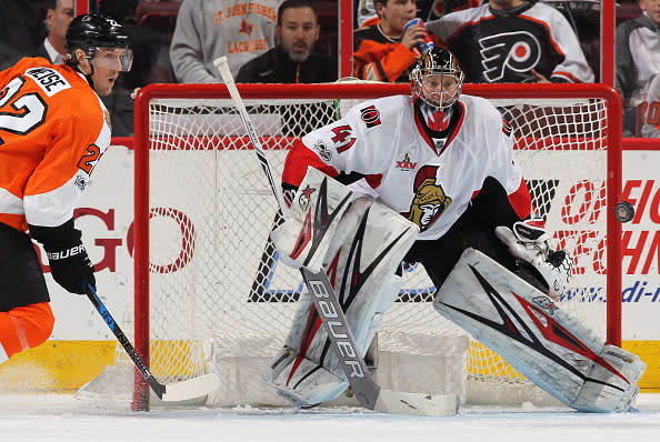 PHILADELPHIA, PA - MARCH 28: Goaltender Craig Anderson #41 of the Ottawa Senators keeps his eyes on the airborn puck as Dale Weise #22 of the Philadelphia Flyers anticipates a scoring chance on March 28, 2017 at the Wells Fargo Center in Philadelphia, Pennsylvania. (Photo by Len Redkoles/NHLI via Getty Images)