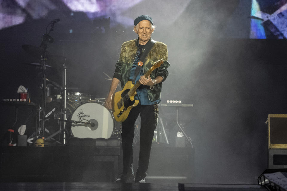 Keith Richards de Los Rolling Stones se presenta en la primera noche de la etapa estadounidense de su gira "Hackney Diamonds" el domingo 28 de abril de 2024 en Houston. (Foto Amy Harris/Invision/AP)