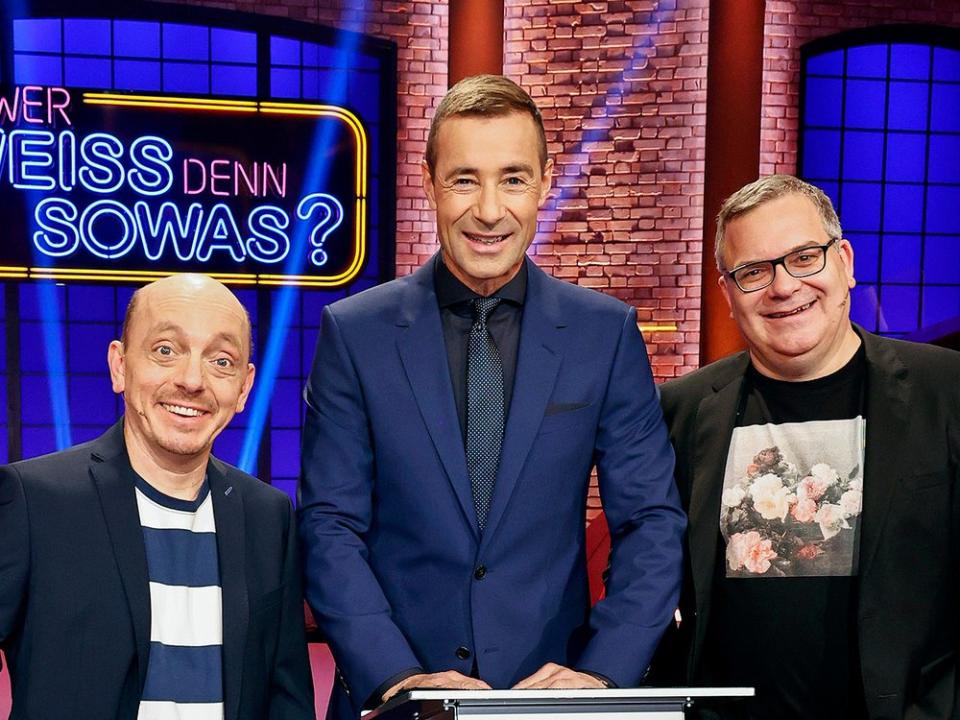 "Wer weiß denn sowas XXL": Moderator Kai Pflaume (m.) und seine Rateteam-Kapitäne Bernhard Hoëcker (l.) und Elton. (Bild: NDR/Morris Mac Matzen)