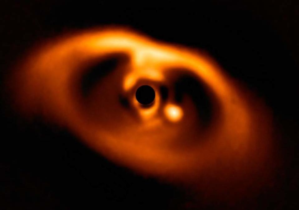 The newborn planet, PDS 70b, is captured on camera (Picture: ESO/A Muller et al)