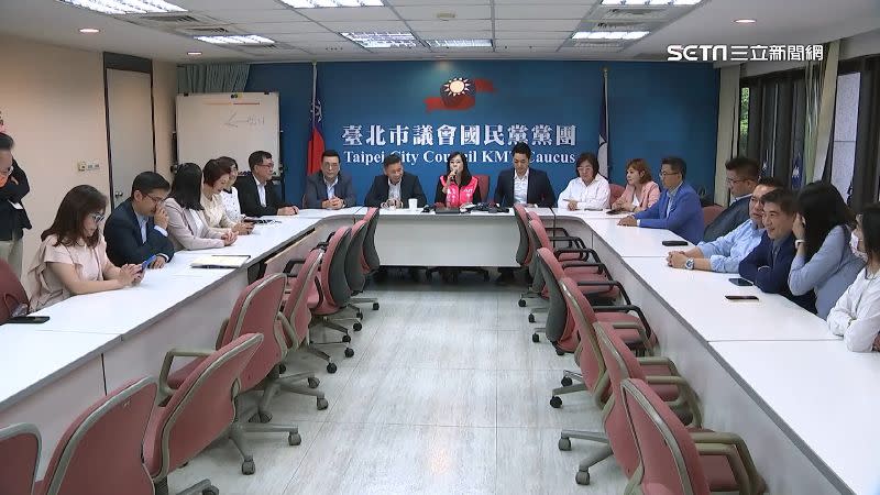 台北市議會開議自家議員紛紛送暖打氣。