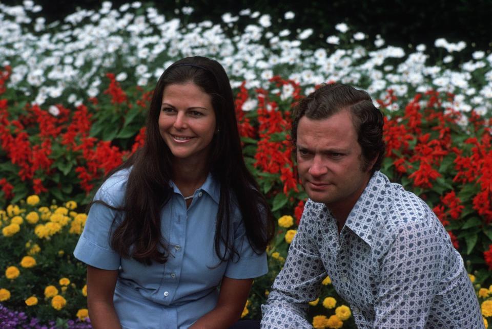 <p>The King and Queen were photographed as a newly wedded couple in the Palace garden.</p>