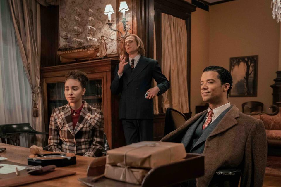 Dandyeskes Vampir-Trio im New Orleans der 20er-Jahre (von links): Claudia (Bailey Bass), Lestat de Lioncourt (Sam Reid) und Louis de Pointe du Lac (Jacob Anderson).  (Bild: 2022 AMC Network Entertainment LLC. All Rights Reserved.)