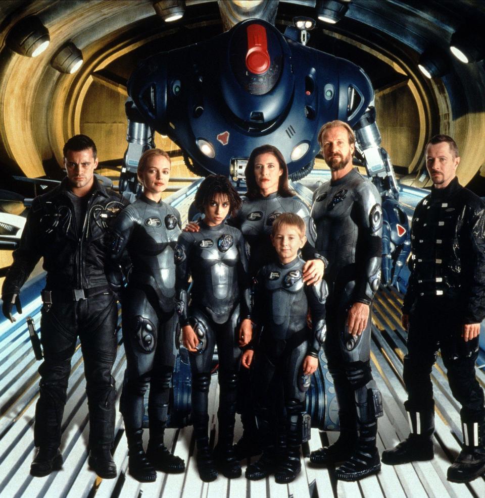 Matt Le Blanc, Heather Graham, Lacey Chabert, Mimi Rogers, Jack Johnson., William Hurt & Gary Oldman Film: Lost In Space (USA 1998) Characters: ,Dr. Judy Robinson,Penny Robinson,Dr. Maureen Robinson,,Prof. John Robinson & Spider Smith  Director: Stephen Hopkins 03 April 1998   **WARNING** This Photograph is for editorial use only and is the copyright of NEW LINE CINEMA and/or the Photographer assigned by the Film or Production Company and can only be reproduced by publications in conjunction with the promotion of the above Film. A Mandatory Credit To NEW LINE CINEMA is required. The Photograph