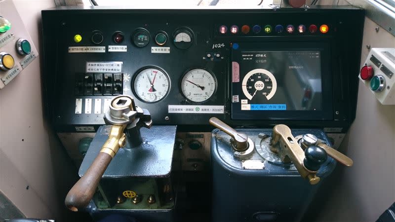 「司軔閥把手」為柴油客車用來控制列車鬆軔、緊軔之操作手把，是停車的核心關鍵，可拆式設計視為「列車駕駛鑰匙」。（圖／台鐵局提供）