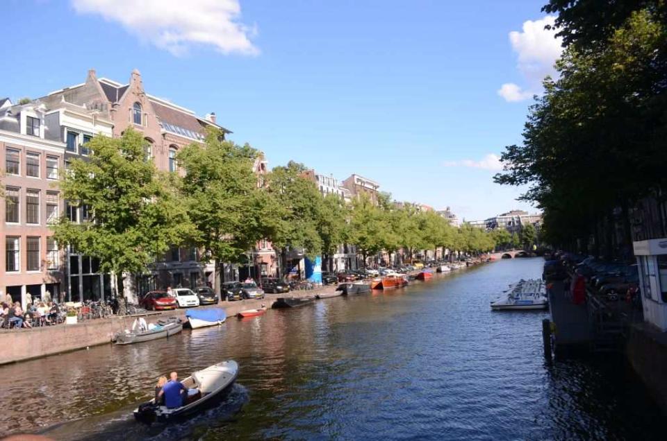 The canals were probably built when the city was being planned around the 16th to 17th centuries Flowing for over a hundred kilometres along the length and breadth of Amsterdam, they connect the city by over 1,500 bridges and 90 islands.