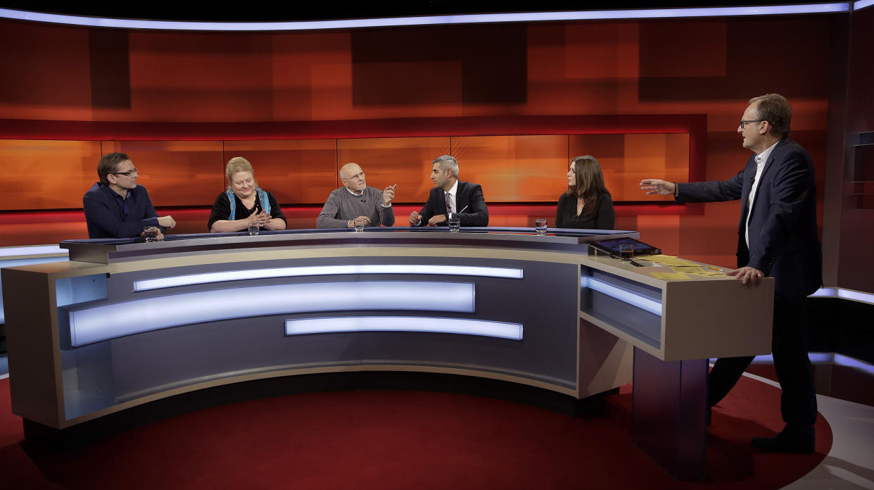 Diskutierten über die Spaltung der Gesellschaft (von links): Claus Strunz (Journalist / SAT1), Antje Hermenau (Politikberaterin), Dirk Rossmann (Unternehmer), Michel Abdollahi (Journalist / NDR), Annette Behnken (Pastorin) Foto: ARD