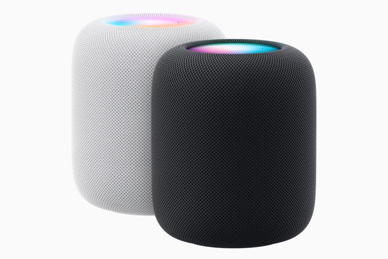 Apple anunció un HomePod de 2da generación; el parlante conectado ahora reconoce seis voces para interactuar con Siri, identifica alarmas que suenan en el hogar, e incluye un termómetro y un higrómetro para interactuar con Matter, el estándar abierto de domótica