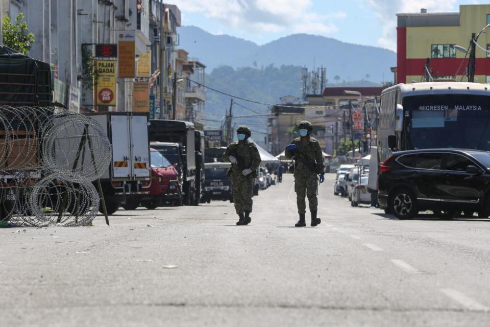 Armed Forces personnel patrol the vicinity of Selayang Baru amid the enhanced movement control order May 14, 2020. — Picture by Yusof Mat Isa