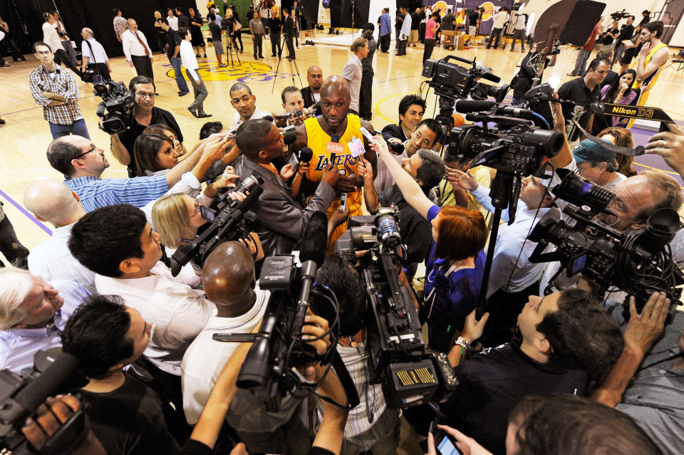 EL SEGUNDO, CA - SEPTEMBER 29:  Lamar Odom #7 (C) of the Los Angeles Lakers is surrounded by a crush of reporters during Lakers media day at the Lakers training facility on September 29, 2009 in El Segundo, California.  Odom married Khloe Kardashian over the weekend. NOTE TO USER: User expressly acknowledges and agrees that, by downloading and/or using this Photograph, user is consenting to the terms and conditions of the Getty Images License Agreement.  (Photo by Kevork Djansezian/Getty Images)