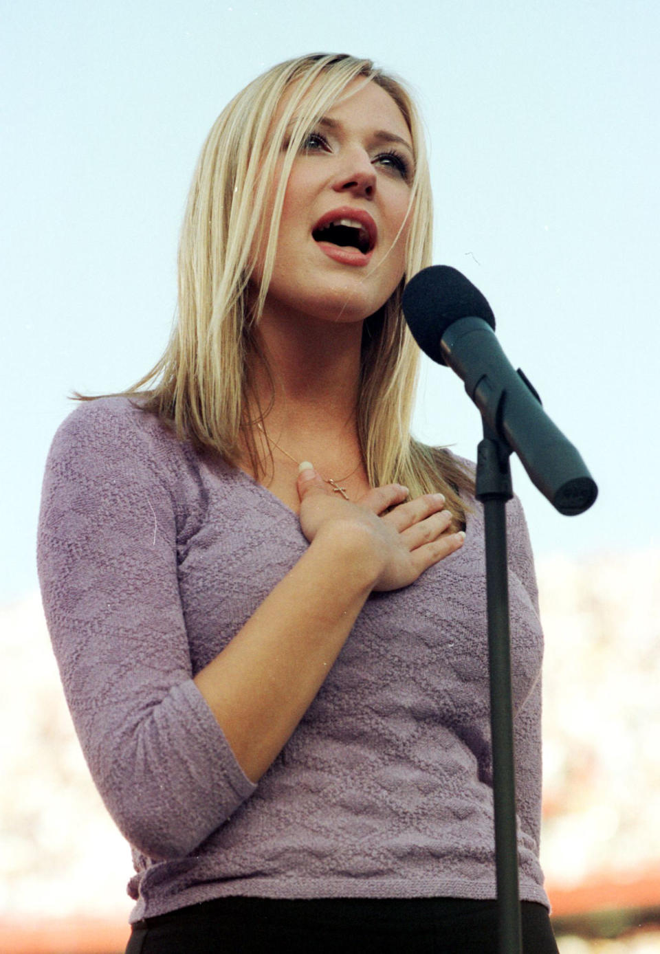 US folk singer Jewel performs the US national anthem on Jan. 25, 1998 &nbsp;before Super Bowl XXXII at Qualcomm Stadium in San Diego, California.&nbsp;The defending champion Green Bay Packers played&nbsp;the Denver Broncos.&nbsp;