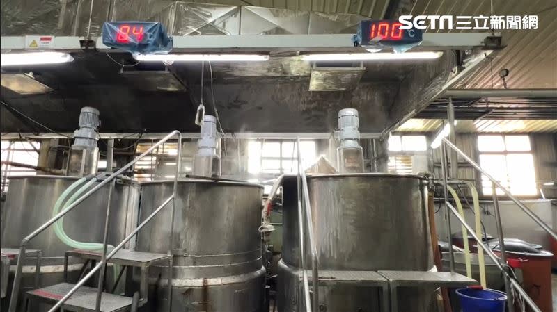 東成醬油強調，目前廠房仍有在自製醬汁，目前新場域正在擴建中，為了符合食安標準，目前處於艱困狀態。（圖／翻攝畫面）