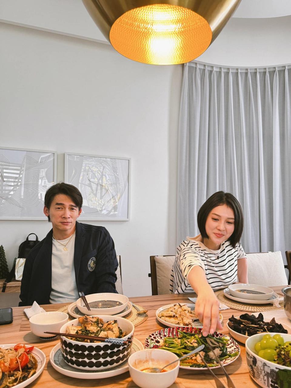 隋棠PO出一張安真視角照片，温昇豪和朱芯儀在餐桌吃飯。（翻攝自隋棠 Sonia Sui臉書）
