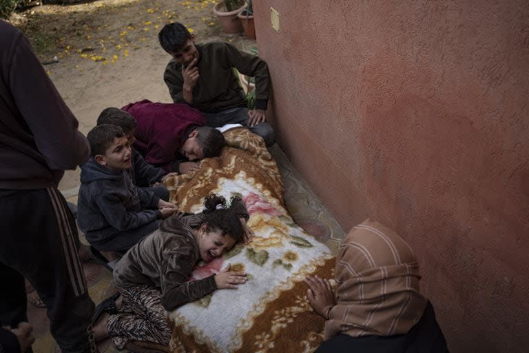 Palestinos lloran a sus familiares muertos en el bombardeo israelí de la Franja de Gaza, en el hospital de Khan Younis, sábado 11 de noviembre de 2023.