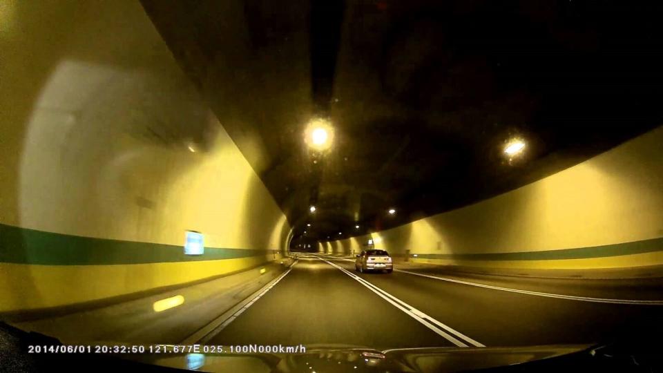 進入隧道時因為眼睛需要適應突然變暗的環境，會有短暫時間看不到前方路況，所以筆者進入隧道前都會刻意拉開一點車距，同時鬆開油門，確保隧道內如果有塞車狀況，才來得及減速。
