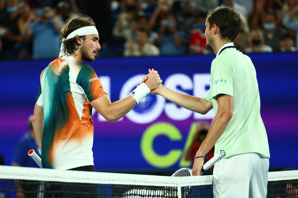 Daniil Medvedev (右) 曾和 Stefanos Tsitsipas (左) 公開對嗆。(Photo by Clive Brunskill/Getty Images)