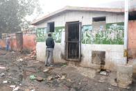 <p>Indian men urinate outside a locked public toilet in Amritsar, India. (Photo: Narinder Nanu/AFP/Getty Images) </p>