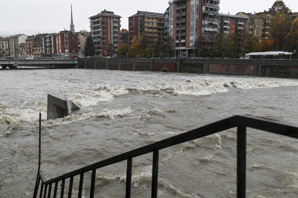 Il fiume spaventa la città di Torino (Photo by Massimiliano Ferraro/NurPhoto via Getty Images).